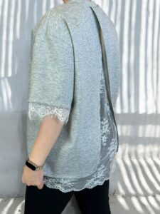 Μπλούζα με ρομαντική δαντελένια πλάτη