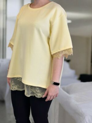 Μπλούζα με ρομαντική δαντελένια πλάτη