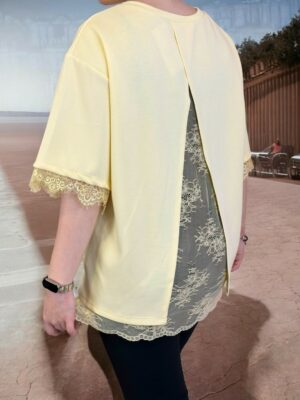 Μπλούζα με ρομαντική δαντελένια πλάτη