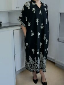 Το φόρεμα με V που μαγνητίζει τα βλέμματα