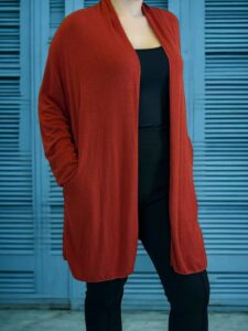 Ελαφριά πλεκτή ζακέτα για καθημερινές εμφανίσεις