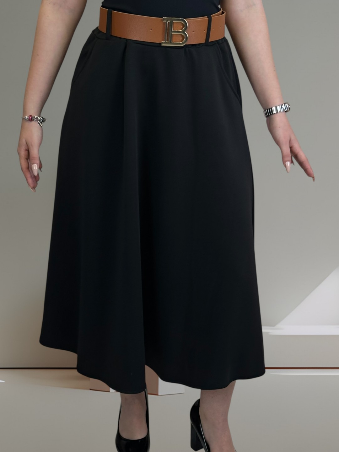 Η κλος φούστα που κολακεύει τη σιλουέτα