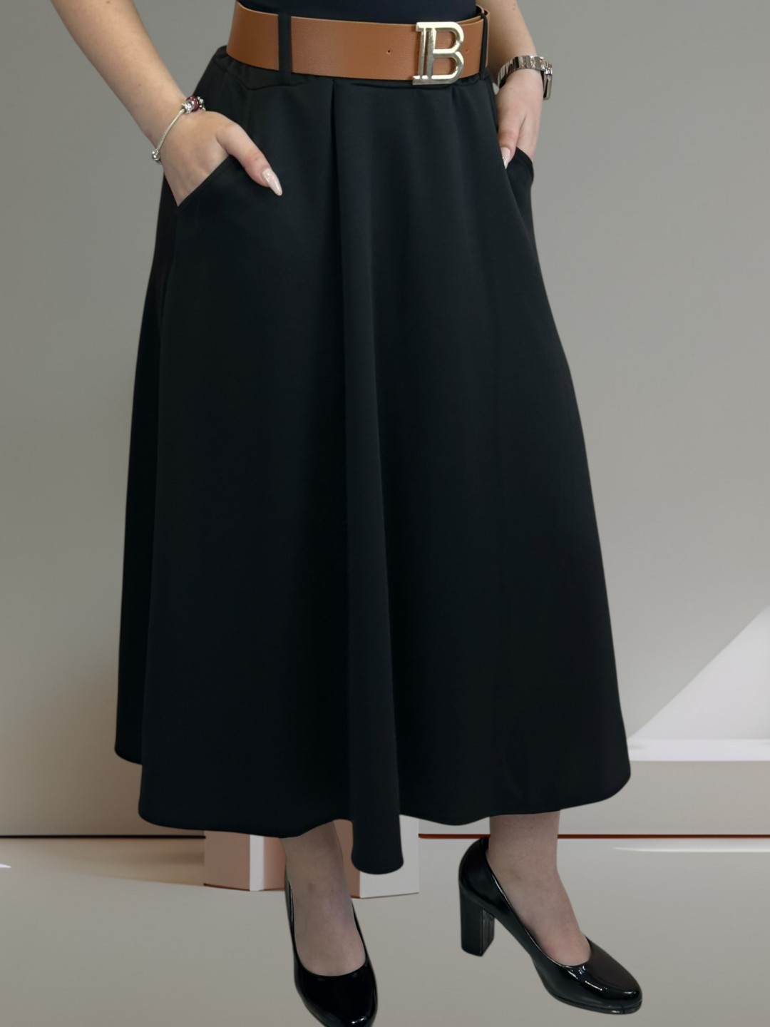 Η κλος φούστα που κολακεύει τη σιλουέτα