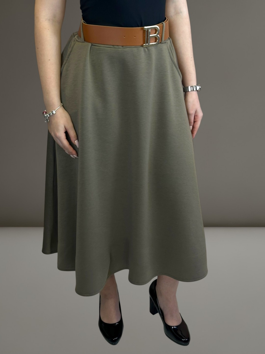 Η κλος φούστα που κολακεύει τη σιλουέτα