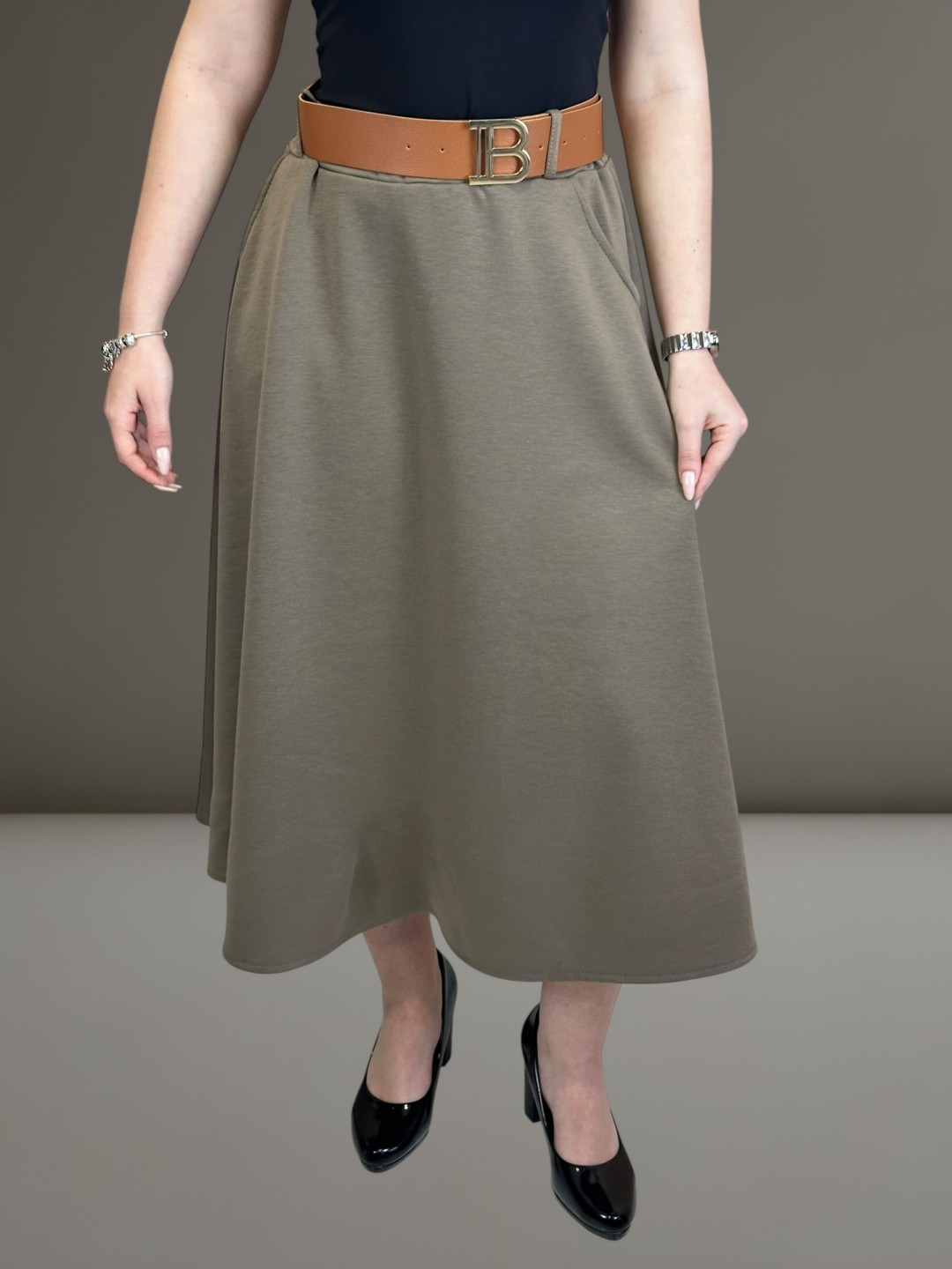 Η κλος φούστα που κολακεύει τη σιλουέτα