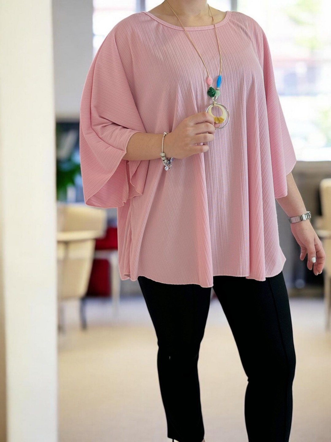 Η ribbed μπλούζα που αγκαλιάζει τη σιλουέτα