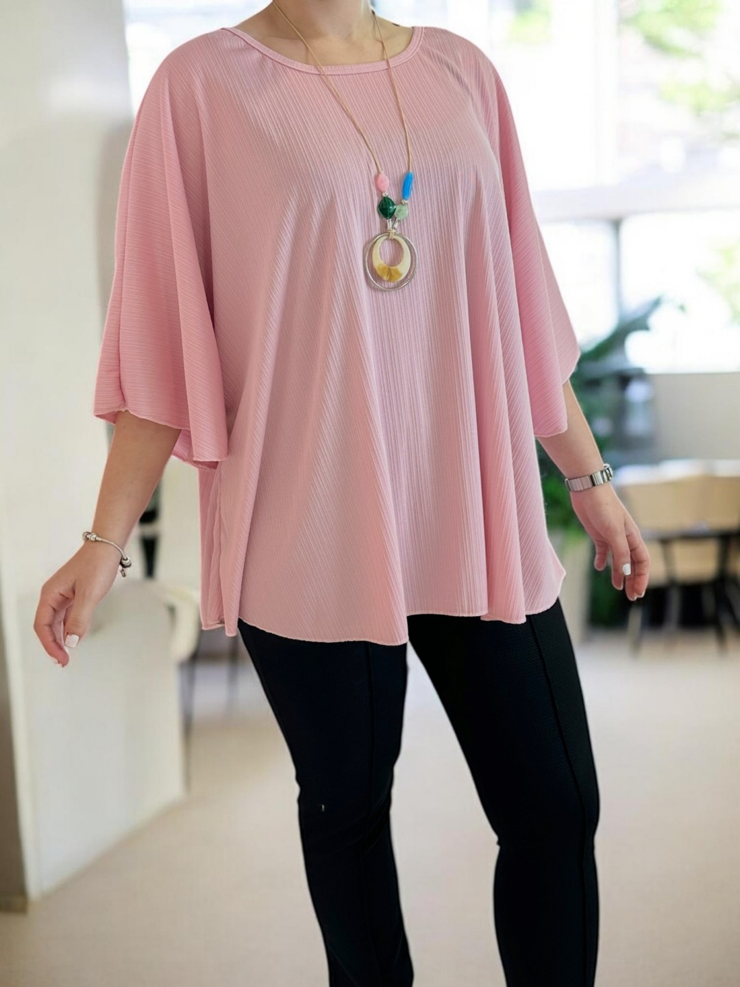 Η ribbed μπλούζα που αγκαλιάζει τη σιλουέτα