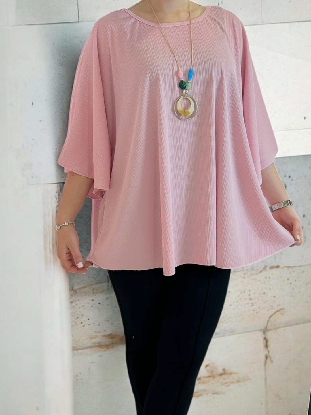 Η ribbed μπλούζα που αγκαλιάζει τη σιλουέτα