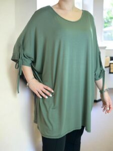 Μαύρη μπλούζα με ιδιαίτερη λεπτομέρεια δεσίματος