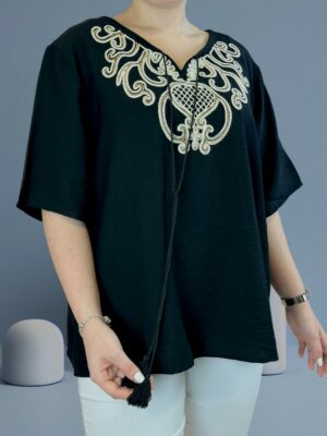 Η boho μπλούζα με φουντίτσες που ξεχωρίζει