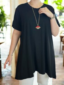 Κομψή μπλούζα με διακοσμητικό κολιέ