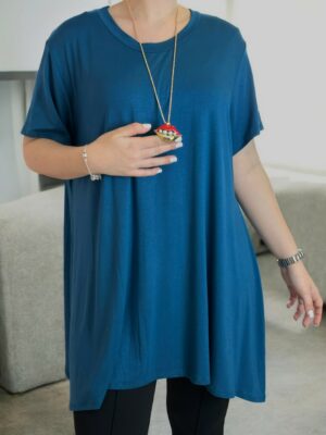 Κομψή μπλούζα με διακοσμητικό κολιέ