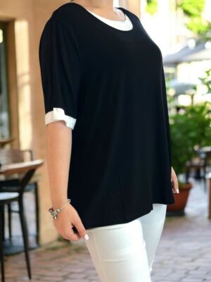 Η μαύρη μπλούζα με print που ξεχωρίζει