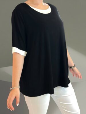 Η μαύρη μπλούζα με print που ξεχωρίζει