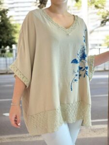 Delicate μπλούζα με floral μοτίβο και lace τελείωμα