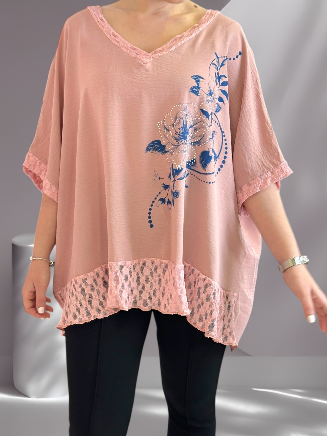Delicate μπλούζα με floral μοτίβο και lace τελείωμα
