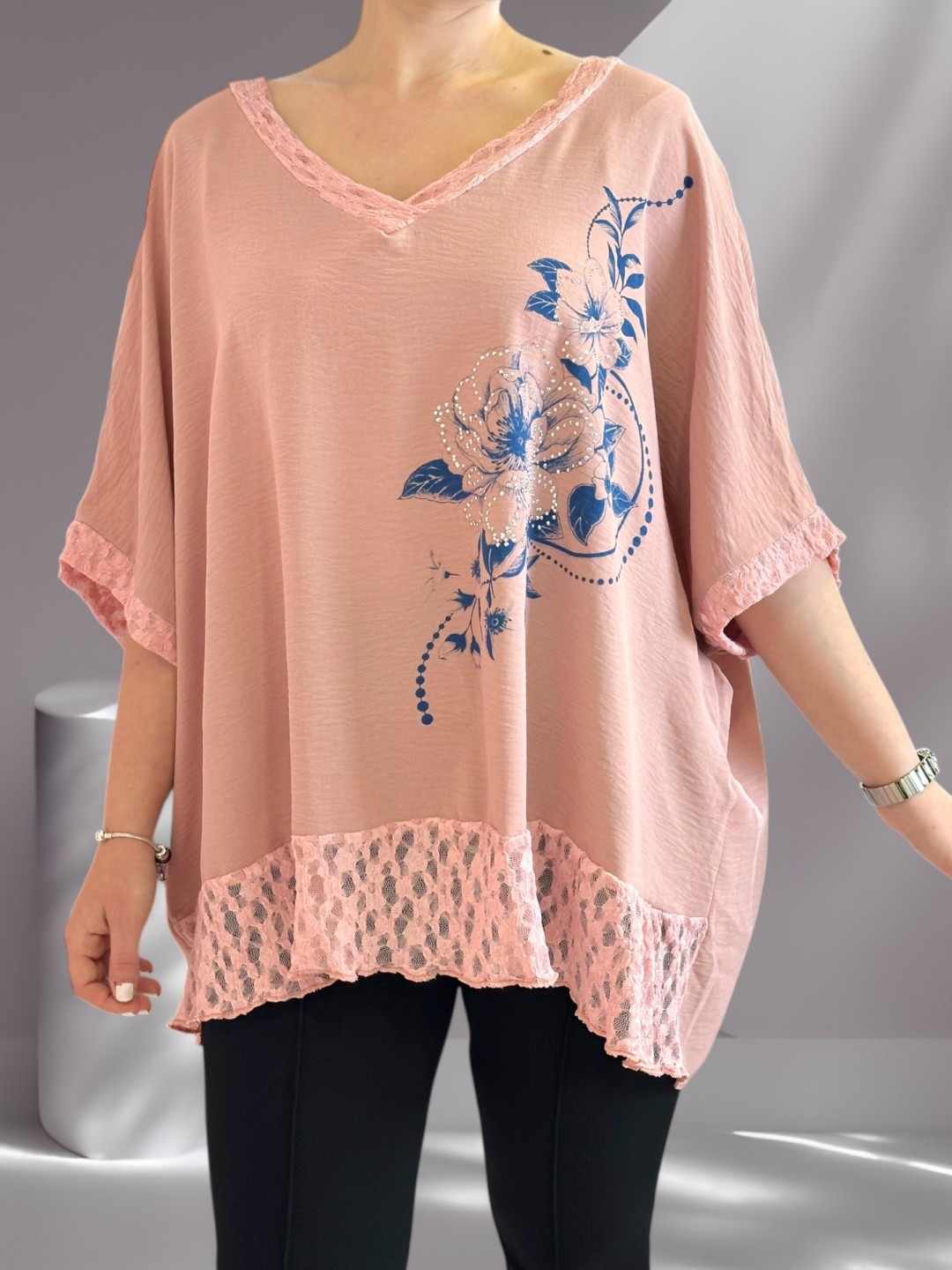 Delicate μπλούζα με floral μοτίβο και lace τελείωμα