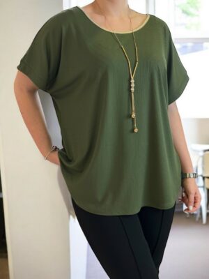 Η μπλούζα με το gold κολιέ που ξεχωρίζει