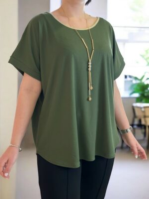 Η μπλούζα με το gold κολιέ που ξεχωρίζει