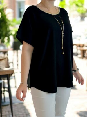 Η μπλούζα με το gold κολιέ που ξεχωρίζει