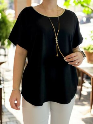 Η μπλούζα με το gold κολιέ που ξεχωρίζει