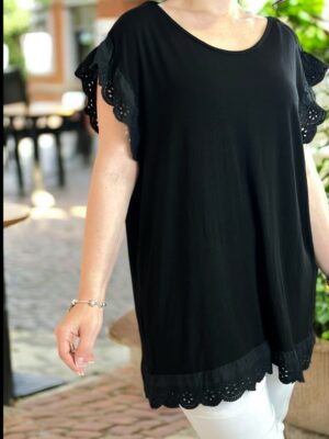 Μαύρη μπλούζα με δαντελένιο τελείωμα