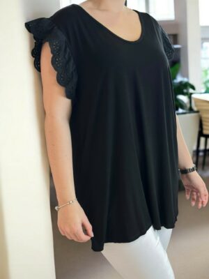 Κομψή μπλούζα με δαντελένια λεπτομέρεια στο μανίκι