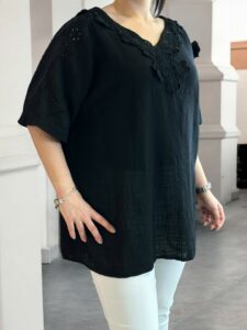 Μπλούζα λινή με δαντέλα στο ντεκολτέ