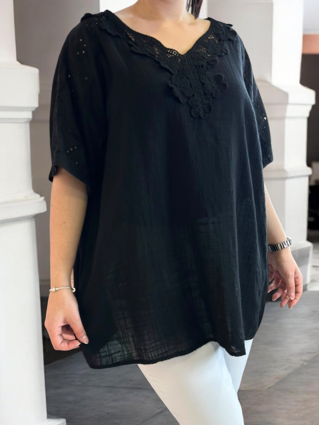 Μπλούζα λινή με δαντέλα στο ντεκολτέ