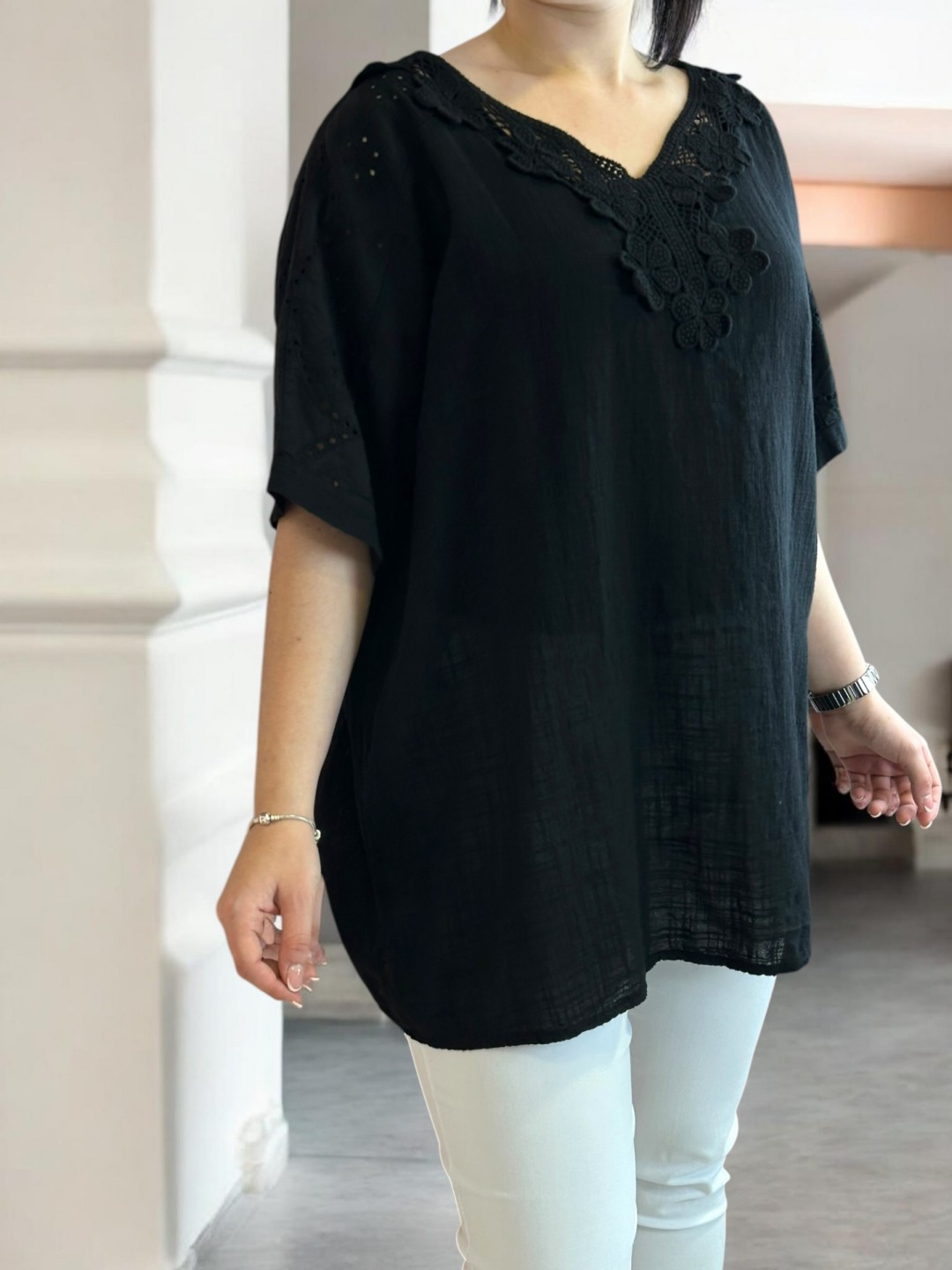Μπλούζα λινή με δαντέλα στο ντεκολτέ