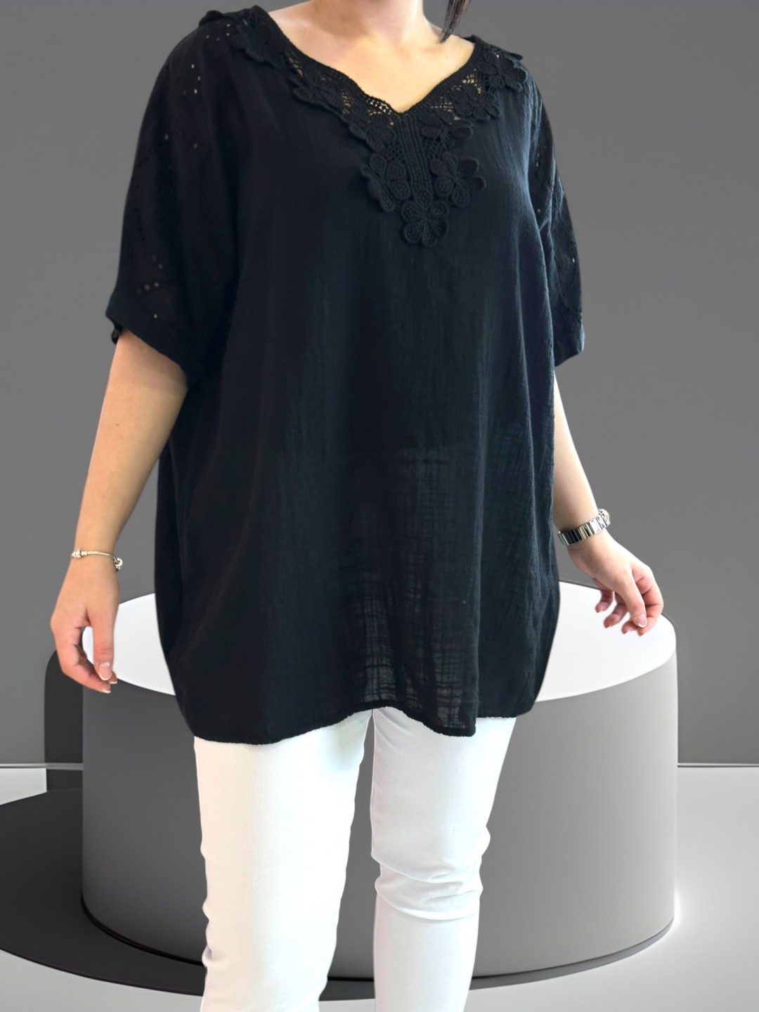 Μπλούζα λινή με δαντέλα στο ντεκολτέ