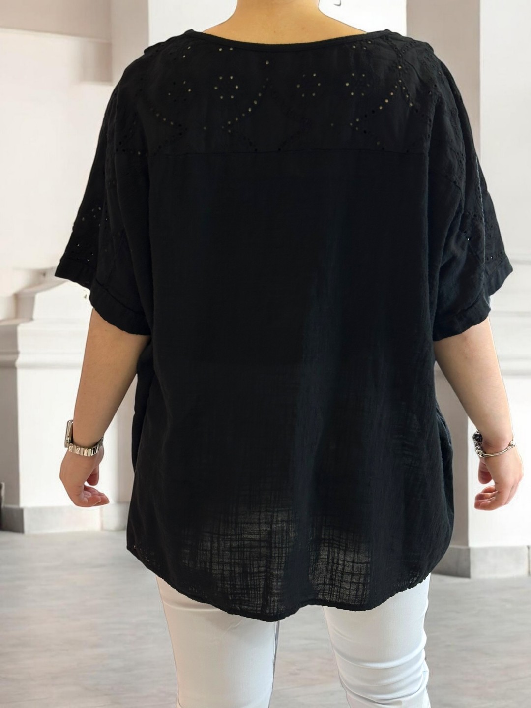 Μπλούζα λινή με δαντέλα στο ντεκολτέ
