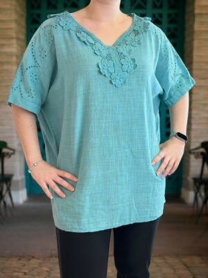 Μπλούζα λινή με δαντέλα στο ντεκολτέ