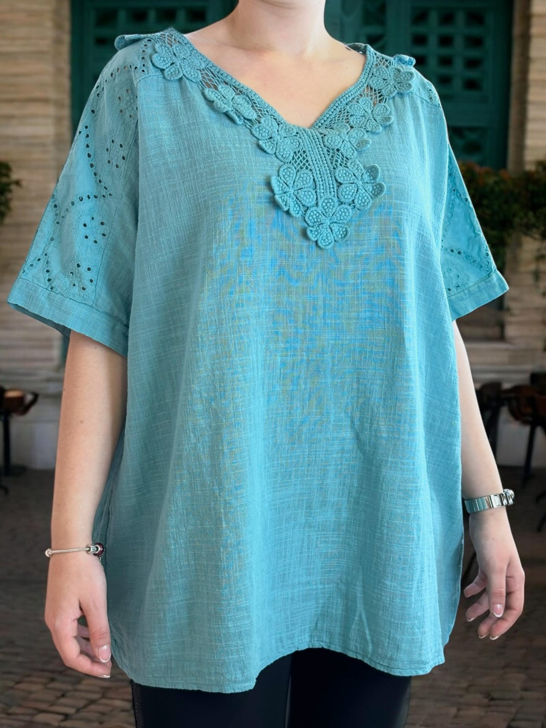 Μπλούζα λινή με δαντέλα στο ντεκολτέ