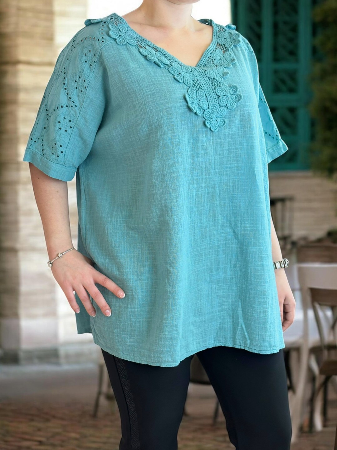 Μπλούζα λινή με δαντέλα στο ντεκολτέ