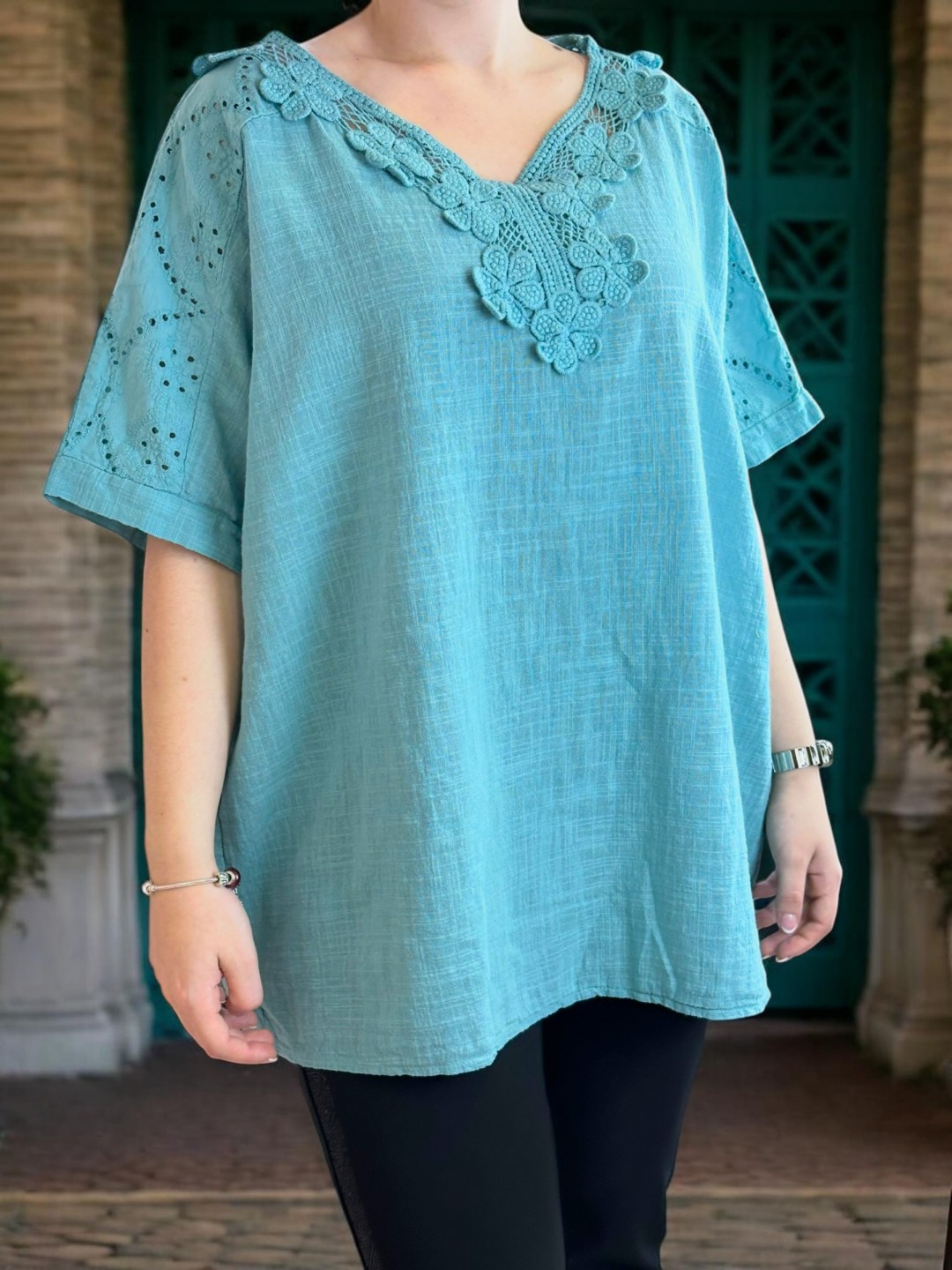 Μπλούζα λινή με δαντέλα στο ντεκολτέ