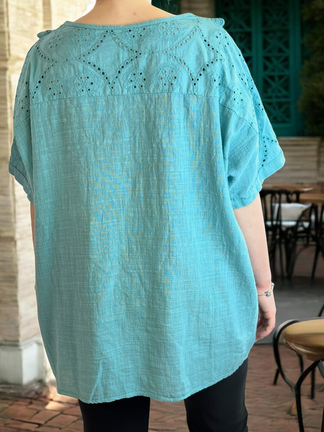 Μπλούζα λινή με δαντέλα στο ντεκολτέ