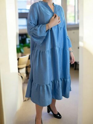 Μοντέρνο φόρεμα τζιν με λαμπερά στρας και βολάν