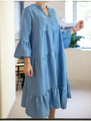 Μοντέρνο φόρεμα τζιν με λαμπερά στρας και βολάν