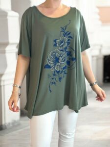 Άνετη ελαστική μπλούζα με λουλουδάτη στάμπα