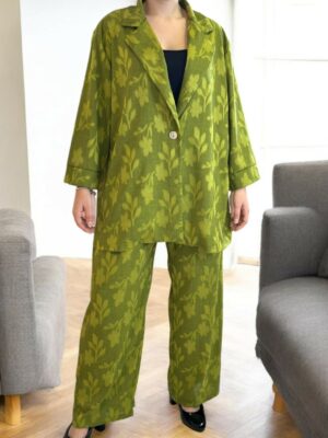 Το ανοιξιάτικο κοστούμι με υφή που ξεχωρίζει