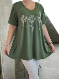 Fashion μπλούζα με V και τρισδιάστατα λουλούδια