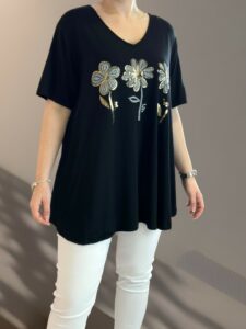 Fashion μπλούζα με V και τρισδιάστατα λουλούδια