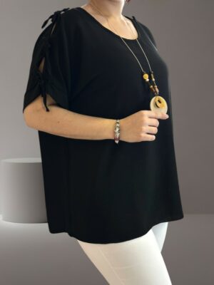 Η μπλούζα με τον φιόγκο που ξεχωρίζει