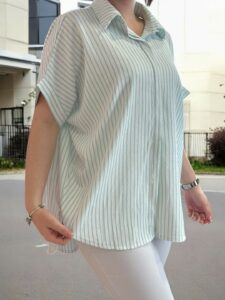 Το ριγέ πουκάμισο με ασυμμετρία που ξεχωρίζει