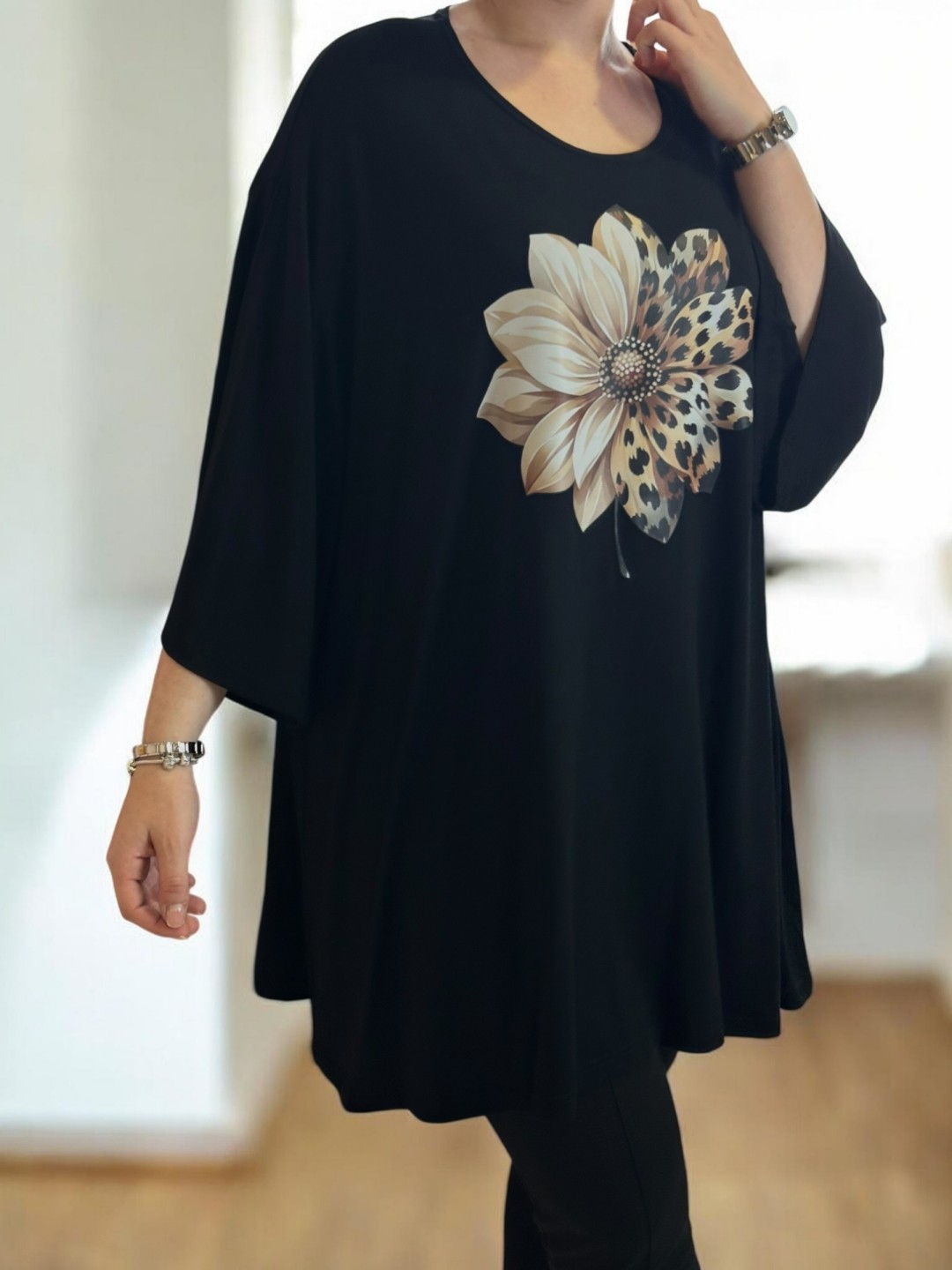 Μαύρο μπλουζοφόρεμα με wild floral vibe