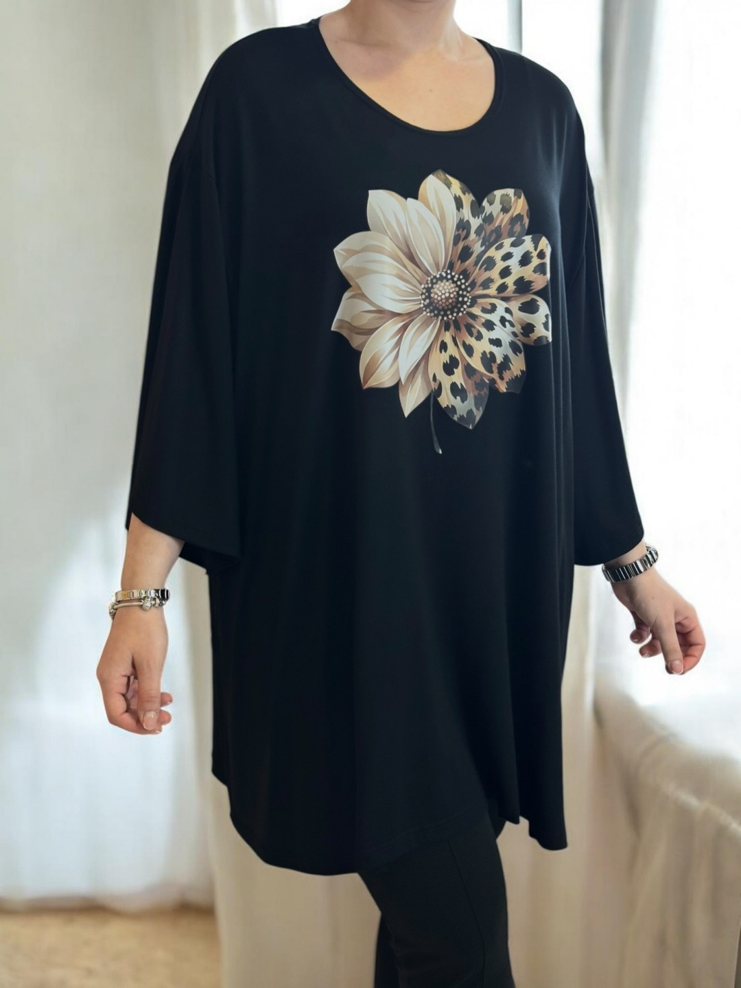 Μαύρο μπλουζοφόρεμα με wild floral vibe