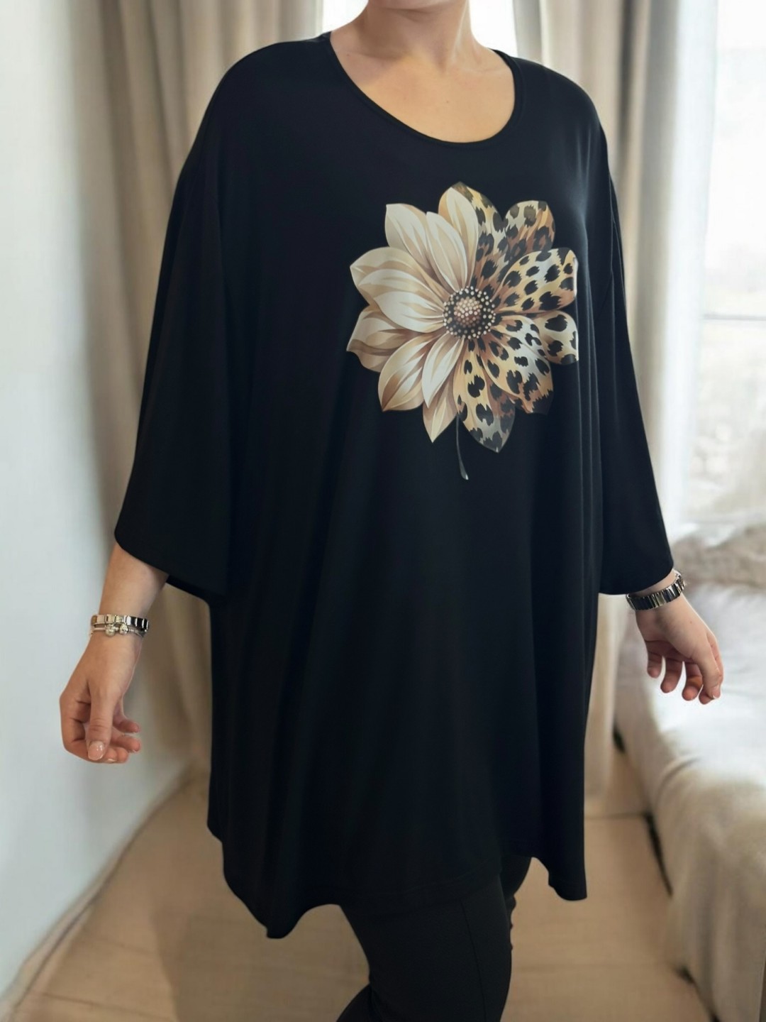 Μαύρο μπλουζοφόρεμα με wild floral vibe