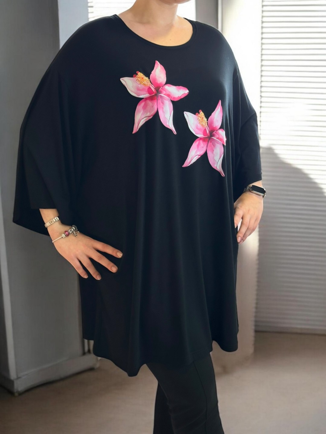 Μαύρο μπλουζοφόρεμα με ροζ λουλούδια