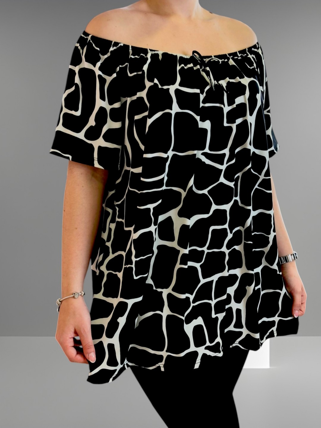 Μπλούζα με λάστιχο στους ώμους και άνετη εφαρμογή